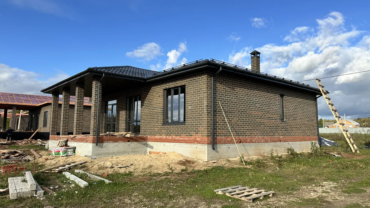Боковой фасад и крыльцо